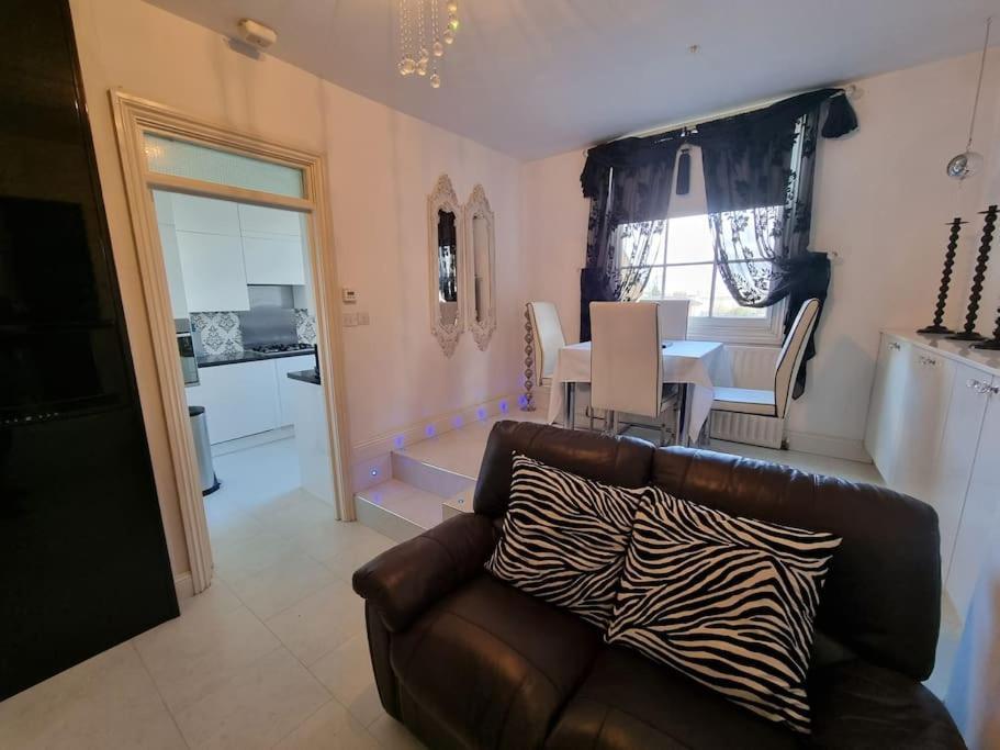 Beautiful Apartment In The Heart Of Rochester Rochester  Exterior foto